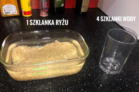 Szklanka ryżu w wodzie i pusta szklanka obok. Przygotowanie do gotowania ryżu, gdzie woda ryżowa będzie kluczowa.