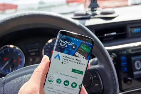 Sprawdzanie, jak sprawdzić, czy samochód ma Android Auto, zaczyna się od ekranu telefonu z aplikacją.