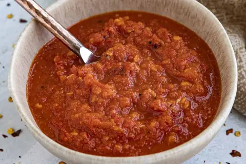 En skål med hemgjord chilisås, perfekt för ditt nästa chilisås recept.