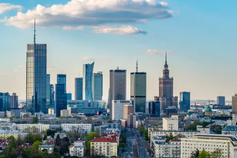 Warszawski krajobraz miejski z dominującymi wieżowcami, w tym imponującą **wysokość**ą hotelu Marriott.