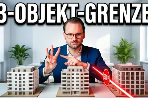 Mann zeigt drei Gebäude-Modelle. Er erklärt die 3-Objekt-Grenze und wie man den wohnungsverkauf steuerfrei gestalten kann.