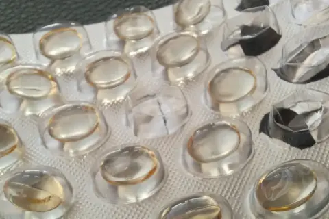 Puste blistry po kapsułkach, niektóre z pozostałościami, sugerujące nadmiar omega-3 objawy.