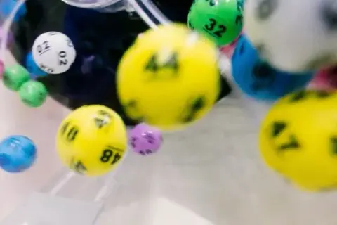 Jak się gra w lotto? Poznaj zasady i zwiększ swoje szanse na wygraną
