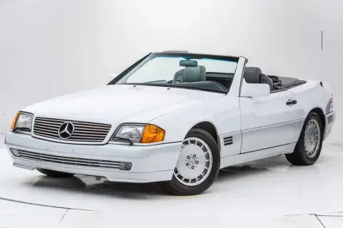 Biały kabriolet Mercedes-Benz SL500 z lat 90. z szarym wnętrzem, gotowy na letnią przejażdżkę.