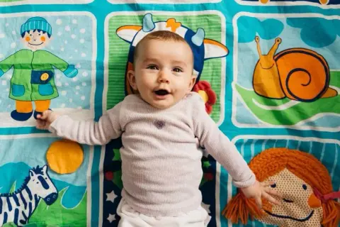Magiczne sposoby na wspieranie rozwoju 5-miesięcznego niemowlaka w domu