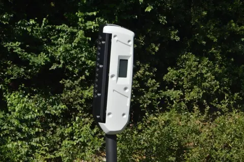 Radar tourelle, blanc et noir, avec écran. Est-ce qu'il y a un flash ou pas ?