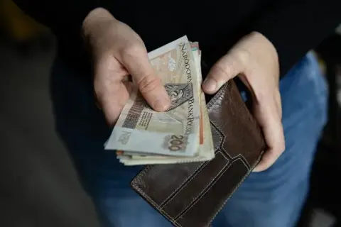 Opiekunka z MOPS: Kto dostanie pomoc i ile to kosztuje? Poradnik