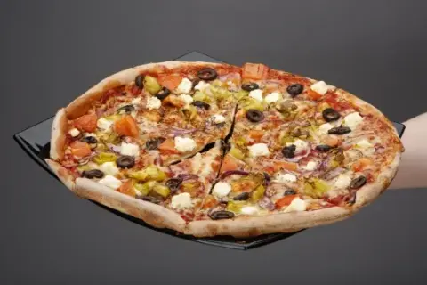 Ile kcal ma pizza neapolitańska? Sprawdź kalorie i składniki
