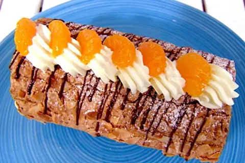 En läcker Budapestrulle med mandel, choklad och apelsin. Perfekt för ett fika!