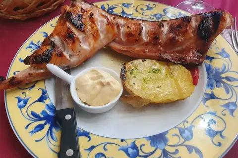 Delicioso cordero asado con patatas y salsa, una joya de los restaurantes de Cariñena.