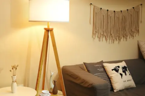 Lámparas de pie para salón: Elige la ideal y transforma tu espacio