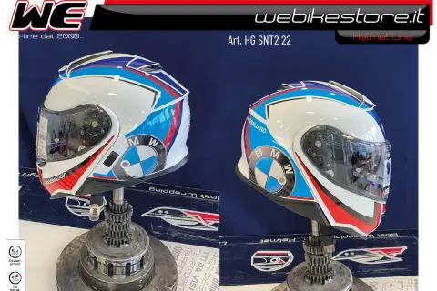 Casco integrale bianco con grafiche BMW blu, rosse e bianche. Si possono attaccare adesivi sul casco per personalizzarlo.