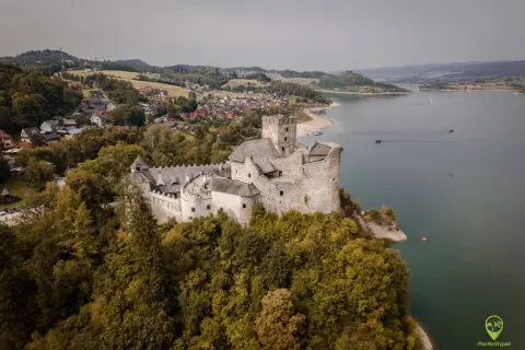 Zamek w Niedzicy, malowniczo położony nad Jeziorem Czorsztyńskim, to idealne miejsce na rodzinny wypad. Zaplanuj zwiedzanie Pienin i odkryj uroki tego regionu.