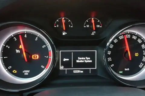 Jak łatwo zresetować czujnik ciśnienia w oponach Opel Astra J – krok po kroku