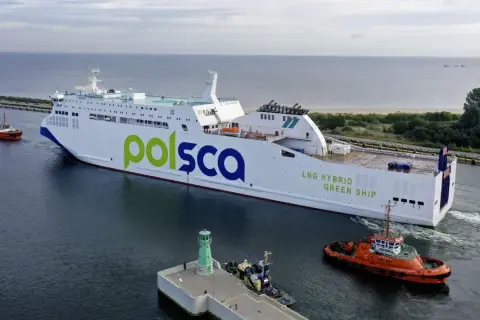 Nowy, ekologiczny prom LNG "Morska Polska" manewruje z pomocą holowników. Ten nowoczesny statek, należący do polskiego armatora, wypływa na wody Bałtyku.