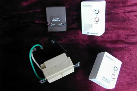 Lot de modules d'appareils RadioShack : un module lampe, un carillon et un module prise. Idéal pour contrôler vos appareils à distance x 10.
