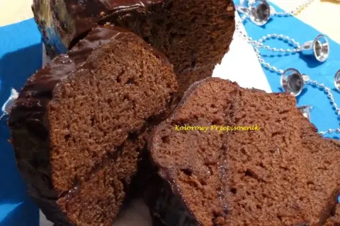 Pyszny, wilgotny piernik z polewą czekoladową. Idealny prosty przepis na piernik, który zachwyci każdego.