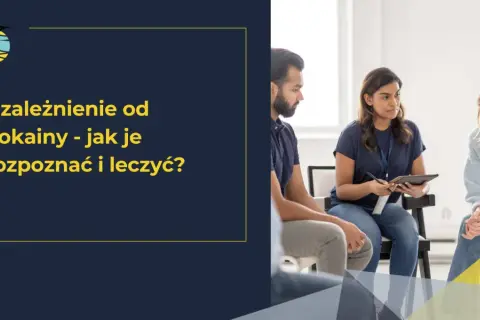 Grupa ludzi na sesji terapeutycznej, prowadzonej przez kobietę z tabletem.