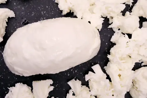 Czy mozzarella jest dietetyczna? Odkryj prawdę o jej kaloriach i zdrowiu