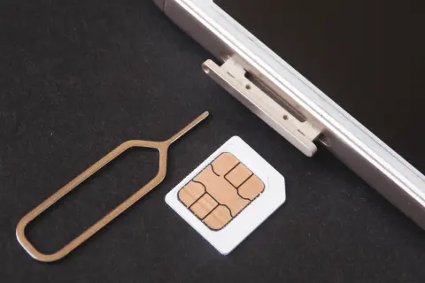 Narzędzie do wyjmowania karty SIM i tacka wysunięta z telefonu. Dowiedz się, jak usunąć pin z karty sim.