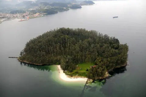 Isla de Tambo, una joya verde rodeada de aguas tranquilas. Un pequeño paraíso con una playa de arena blanca y un bosque frondoso.