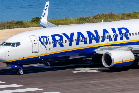 Samolot Ryanair, irlandzkie linie lotnicze, kołuje po pasie startowym.