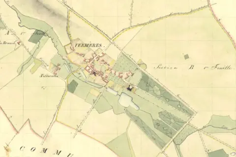 Extrait du géoportail cadastre 1970 : carte ancienne du village de Ferrières, avec ses parcelles, chemins et cours d'eau.