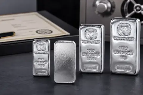 Sztabki srebra Germania Mint: 100g, 500g, 1kg. Obok certyfikat i długopis.