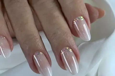 Eleganckie baby boomer nails z subtelnym brokatem. Delikatny ombre i połyskujące zdobienie.