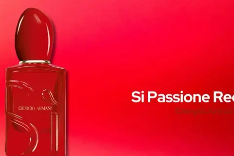 Czerwona butelka perfum Giorgio Armani Si Passione Red Musk na tle gradientu czerwieni.