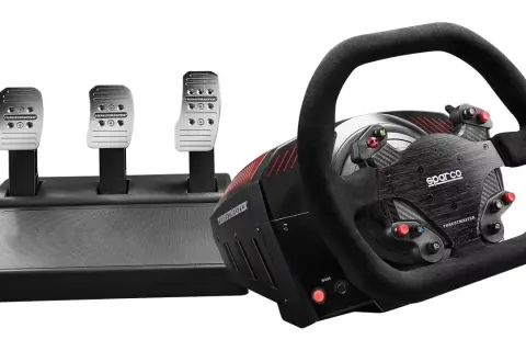 Kierownica wyścigowa Thrustmaster z pedałami, gotowa do gry na Xboxie.