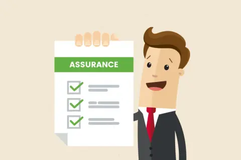 Un homme souriant présente un relevé d'information restreint sur l'assurance, avec des cases à cocher vertes.