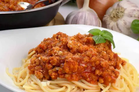 Pyszne spaghetti z mięsem mielonym i sosem pomidorowym, gotowe do podania. Idealne, gdy chcesz wiedzieć, jak zrobić spaghetti z mięsem mielonym i sosem.