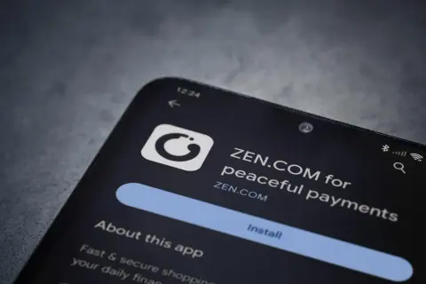 Ekran telefonu z aplikacją ZEN.COM, która oferuje "peaceful payments". To Twój nowy, spokojny bank.