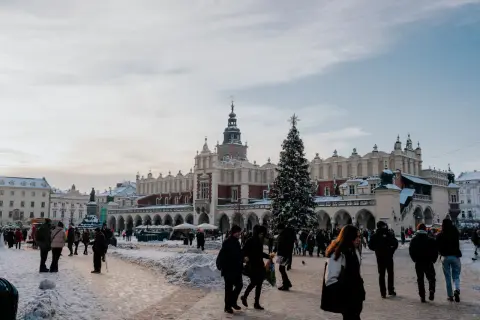 Zimowy Rynek Główny w Krakowie z choinką i ludźmi. Idealne miejsce na darmowe wydarzenia w Krakowie.