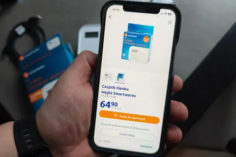 W aplikacji Action przeglądam czujnik tlenku węgla Smartwares. Cena 64,90 zł.