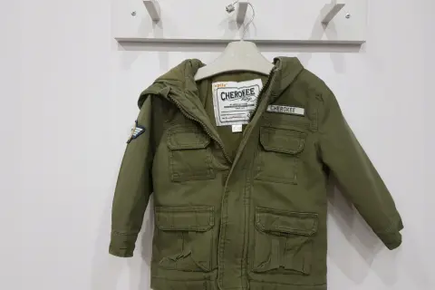 Kurtka khaki dla chłopca: Wybierz idealny fason i stylizuj jak ekspert!
