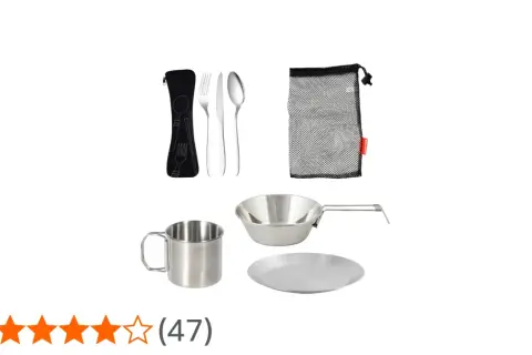 Set de camping: cubiertos, taza, sartén y plato de metal, ideal para tus aventuras al aire libre.