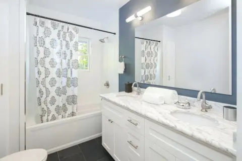 Cortinas de baño: ¿Mampara o cortina? Elige, instala y mantén