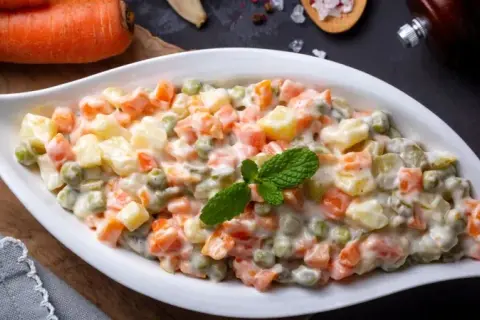 Ile kcal ma sałatka jarzynowa? Sprawdź, co wpływa na kaloryczność