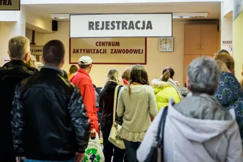Kolejka do rejestracji w urzędzie pracy. Ile razy można odmówić pracy, by nie stracić statusu bezrobotnego?