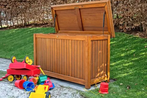 Plac zabaw DIY: Bezpieczny drewniany raj w ogrodzie jak to zrobić?