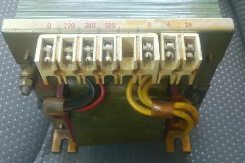 Transformator z oznaczeniami napięć 0, 220, 380, 500V i 0, 6, 24V. Idealny do projektu jak zrobić prostownik do ładowania akumulatora.