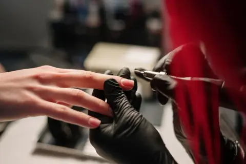 Jak usunąć manicure żelowy? Skuteczne metody i bezpieczeństwo procesu