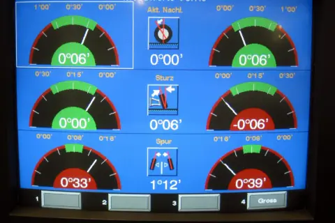 Messwerte für die Spur an der Hinterachse. Anzeigen zeigen Winkelwerte, z.B. 0°06' und -0°06'.