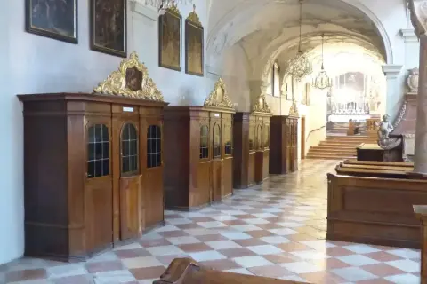 Rzędy konfesjonałów w kościele. Kiedy spowiedź generalna jest nieważna, te drewniane budki mogą stać puste.
