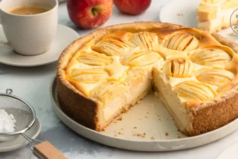 Ein köstlicher Apfel Quark Kuchen mit einer cremigen Füllung und saftigen Apfelscheiben, bereit zum Genießen.
