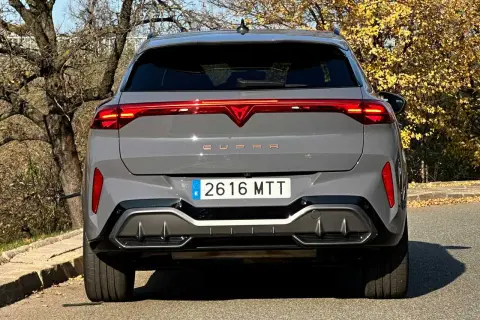 Szare Cupra Terramar z charakterystycznym pasem świateł LED. Wymiary tego SUV-a robią wrażenie.