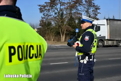Policjant z Lubuskiej Policji mierzy prędkość. Kierowca przekroczył prędkość o 50 km/h.