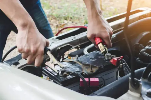 Jak odpalić auto bez prostownika? Bezpieczne metody awaryjne